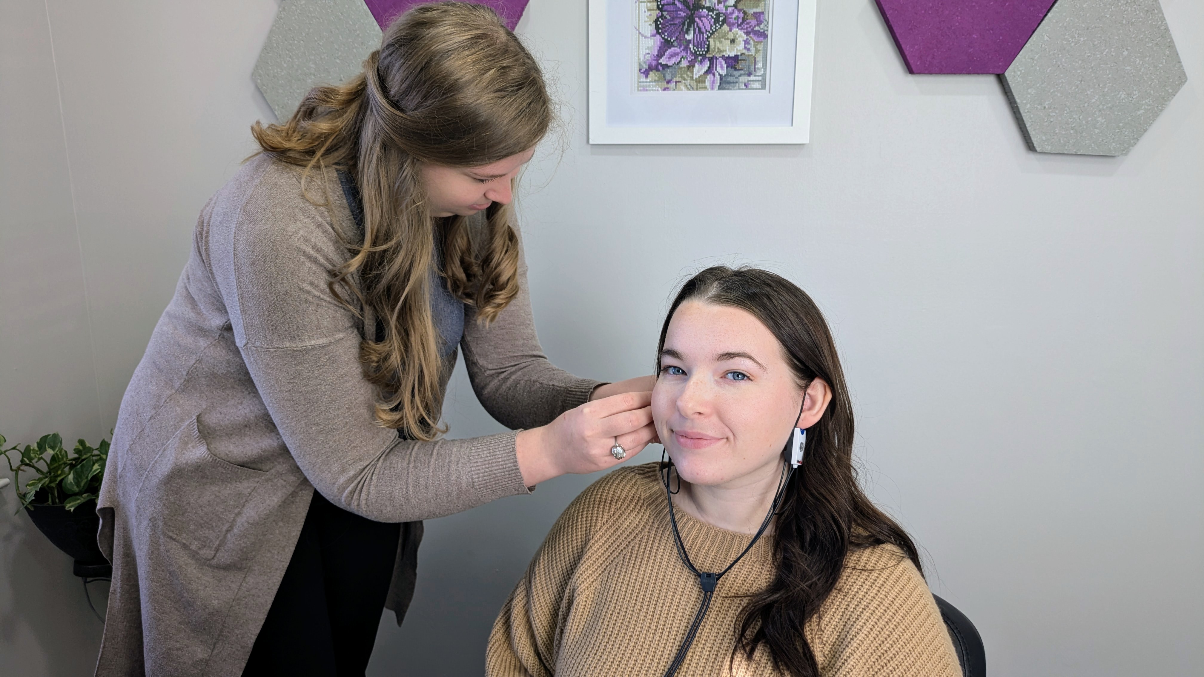 Audiologist Jaymee performing on-ear Real Ear Measurements at Elevate Audiology